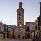 Iniziamo il nostro viaggio da quest�ultima. � In stile neoromanico: ci� � evidenziato dalla muratura portante in blocchi bianchi di tufo e dalla ripresa di alcuni elementi architettonici che rimandano all�et� medievale 